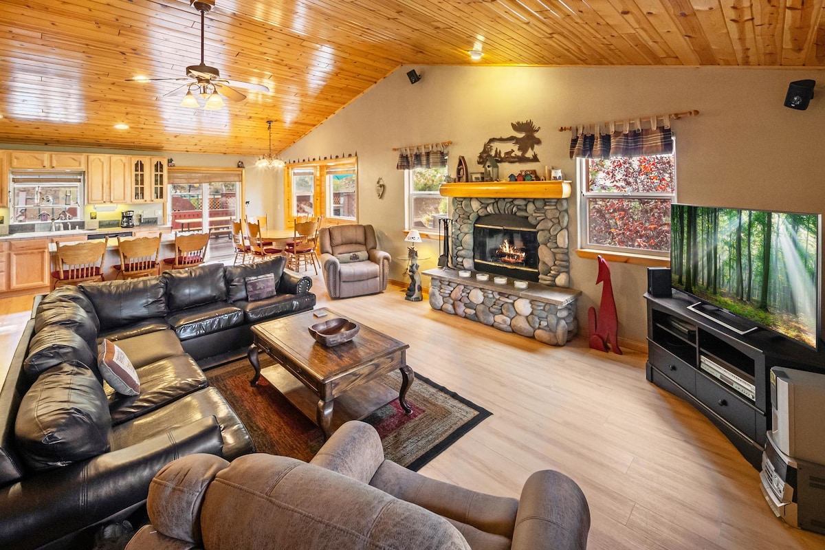 Grizzly Bear Lodge: Hot Tub!Air Hockey!Fenced Yard - Houses for