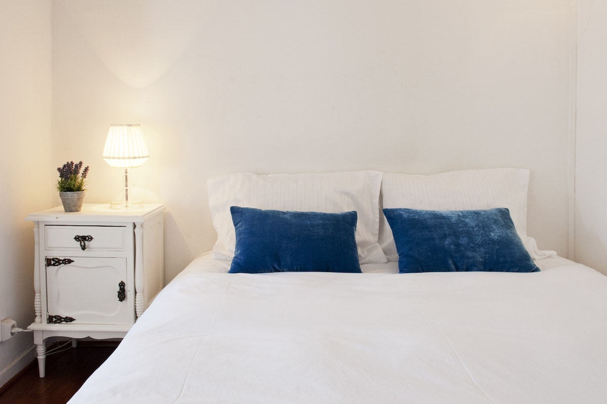 היא נמצאת במיקום שקט ושלו במהלך הלילה.