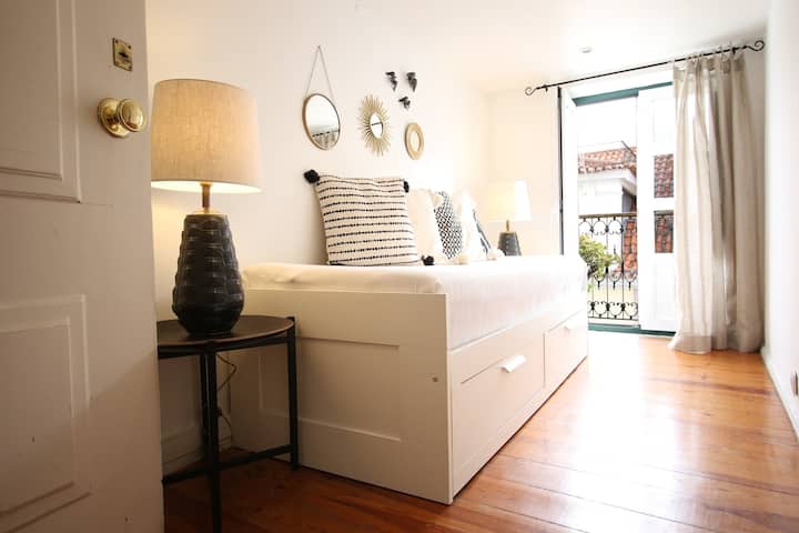 A great room with beautiful french balcony, with one comfortable bed