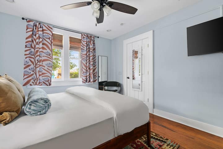 Bedroom 3: Queen Bed + TV 