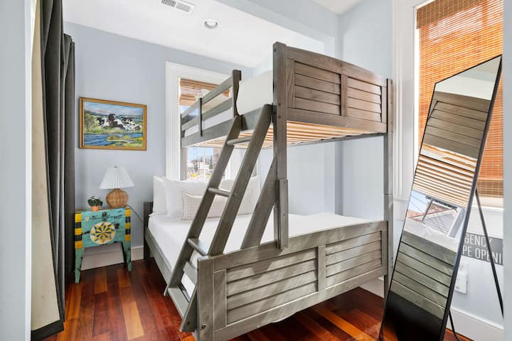 Bedroom 4: Full Bed + Twin Bed 