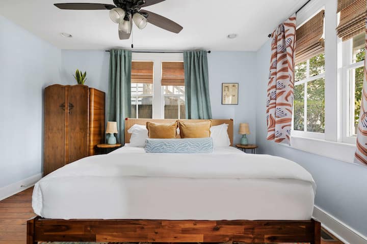 Bedroom 2: King Bed + TV 