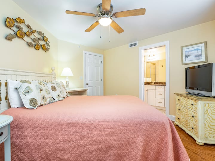 Dormitorio 1 con cama queen y TV.