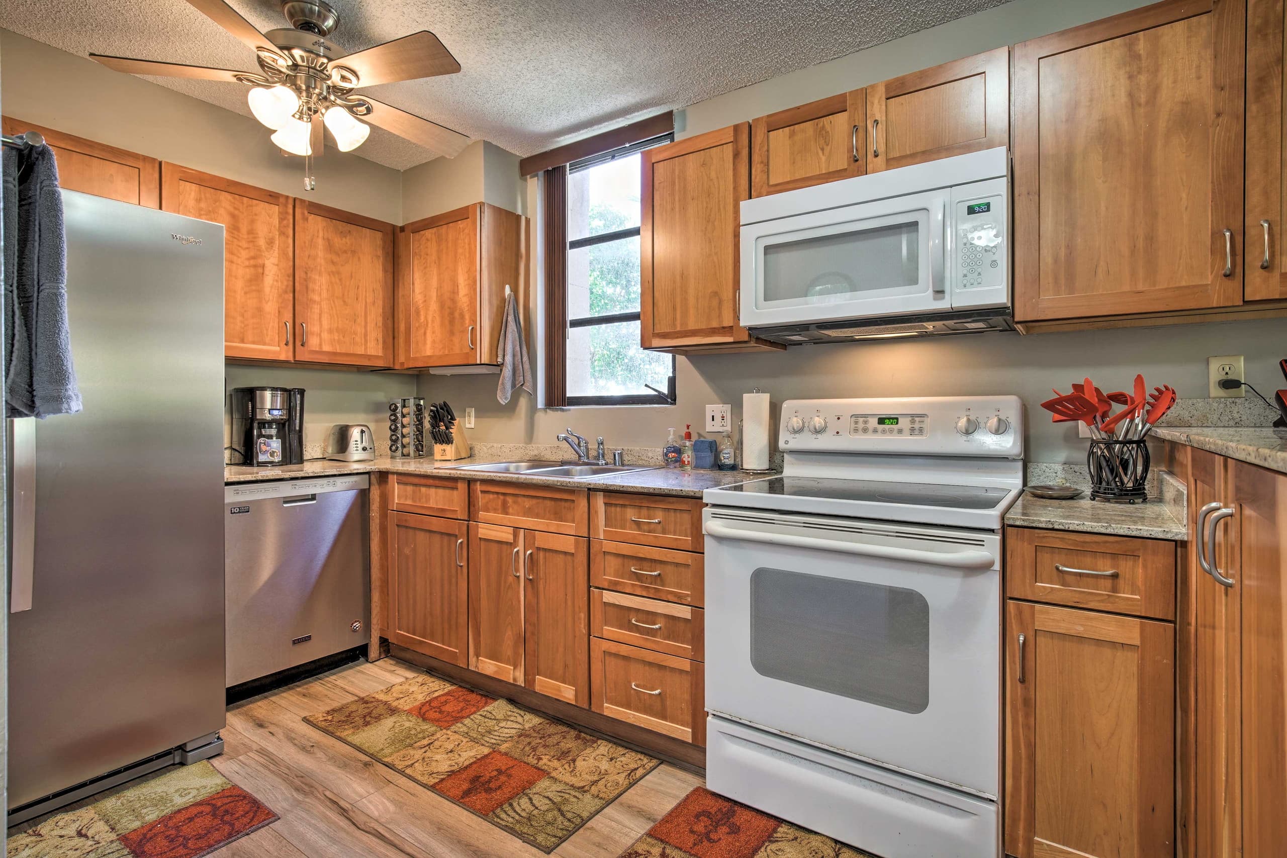 Condo in Kailua-Kona · ★4.59 · 2 bedrooms · 3 beds · 2 shared baths - Image 11