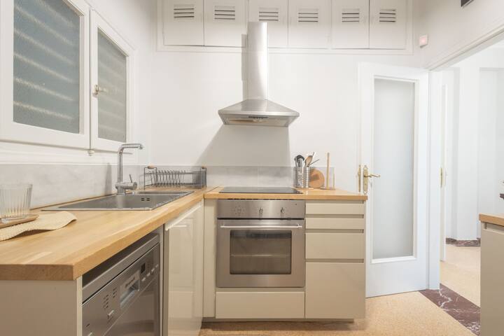 Unbeatable Acropolis | Elegant 2-Bedroom Apartment gallery image 5