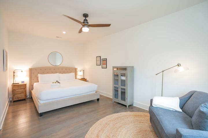 ห้องนอน 2: เตียงคิงไซส์พร้อมห้องน้ำในตัว