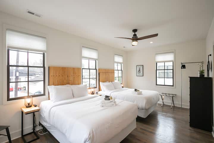 ห้องนอน 4: ห้องควีนไซส์ 2 ห้องพร้อมห้องน้ำเต็มรูปแบบของแจ็ค + จิล