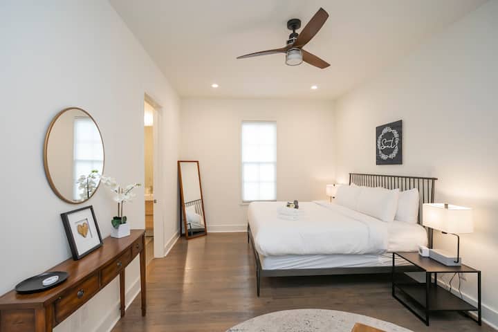 เตียงคิงไซส์ชั้นหนึ่งพร้อมห้องน้ำในตัว