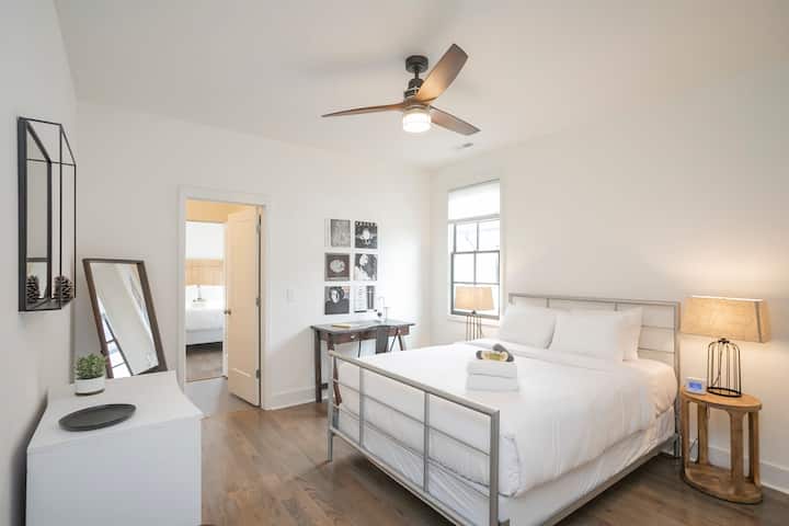 ห้องนอน 3: เตียงควีนไซส์พร้อมห้องน้ำเต็มรูปแบบของแจ็ค + จิล