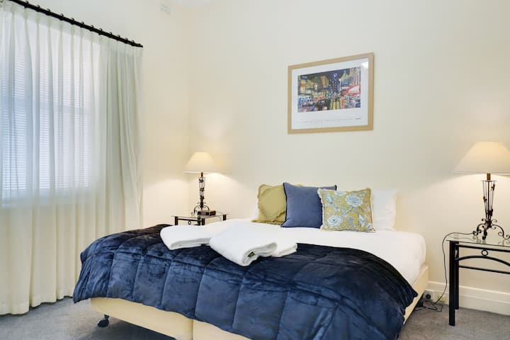 დიდი საწოლი დიდი ზომის (შესაძლებელია ცალად გაყოფა დამატებით 30 $ -ად)