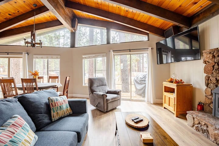 Fire Pit, King Bed, Dog Friendly, One Story Cabin - South Lake Tahoe, CA