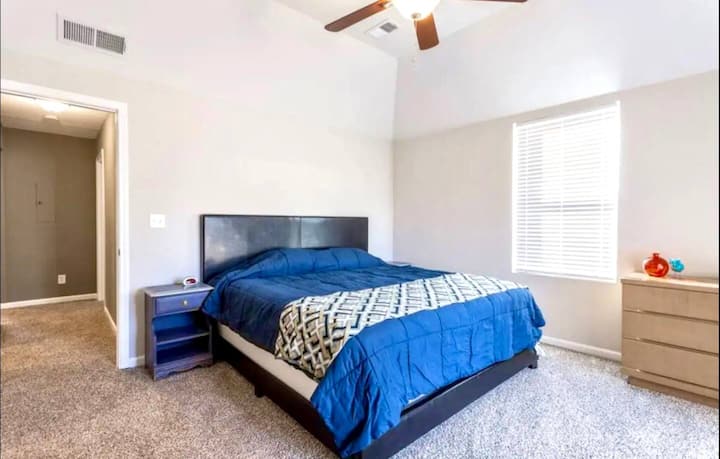 Termina el día en el abrazo de la relajación pura. 