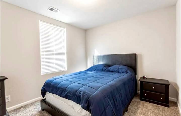 Una cama apta para una cama tamaño queen, diseñada para sueños dulces. ️