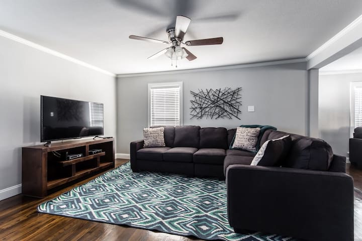 The Winnetka Heights Hideaway 4 Beds & a Private