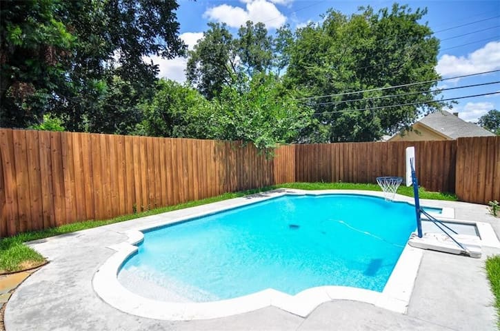 The Winnetka Heights Hideaway 4 Beds & a Private gallery image 3