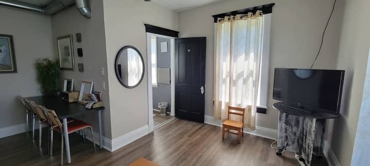 აბაზანა‑ტუალეტის შესასვლელი მისაღები ოთახიდან