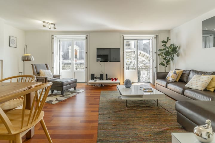 Lv Premier Chiado CH2 balcony, spacious, elevator