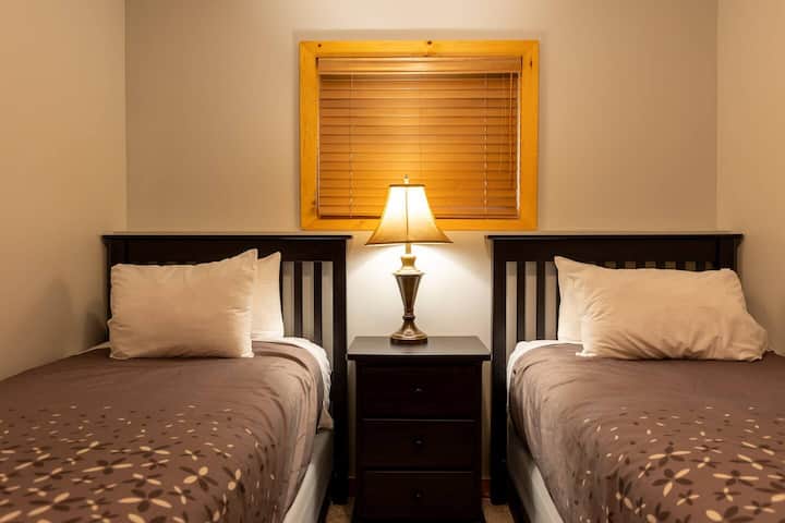 Chumba cha kulala 5 | Vitanda Viwili | Ngazi ya Chini