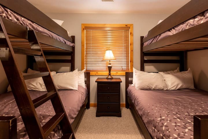 Chumba cha kulala 4  | 2 Vitanda Viwili | Hulala Watu Wazima 4 au Watoto 6 | Ngazi ya Chini