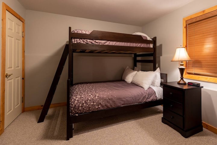 Chumba cha kulala 6 | Vitanda Viwili | Hulala Watu Wazima 2 au Watoto 3 | Ngazi ya Chini