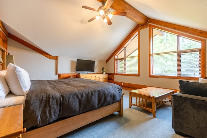 King Bed l Bedroom 3 l Ensuite with Bath & Shower