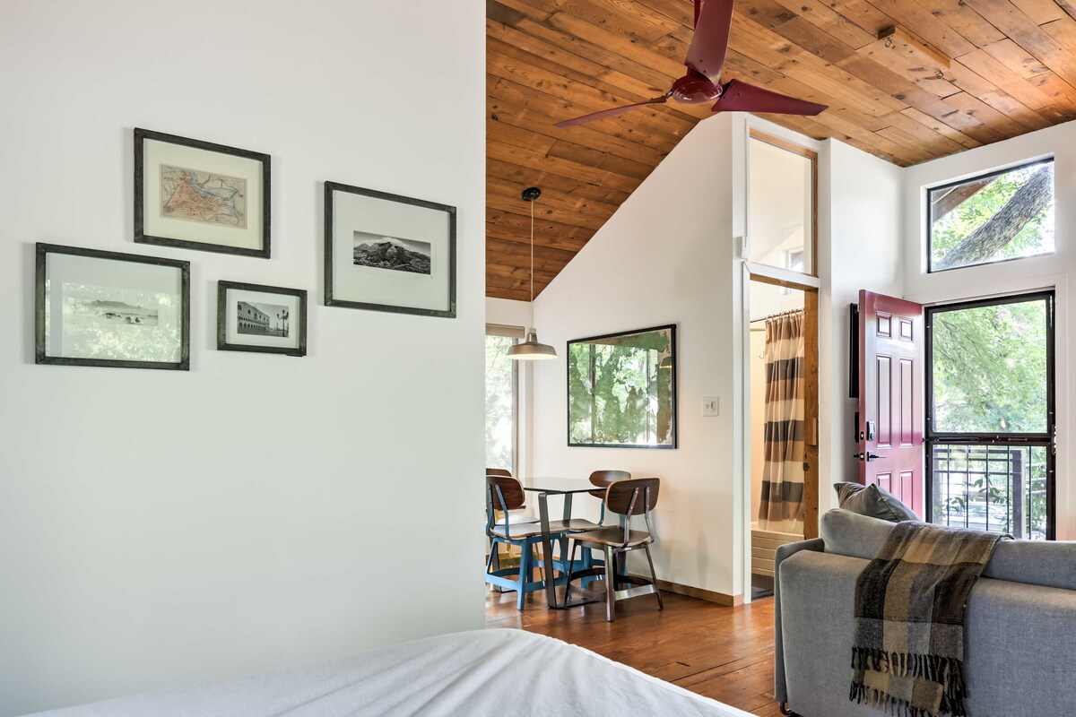2 Mi to Dtwn: Pet-Friendly Austin Studio w/ Yard
