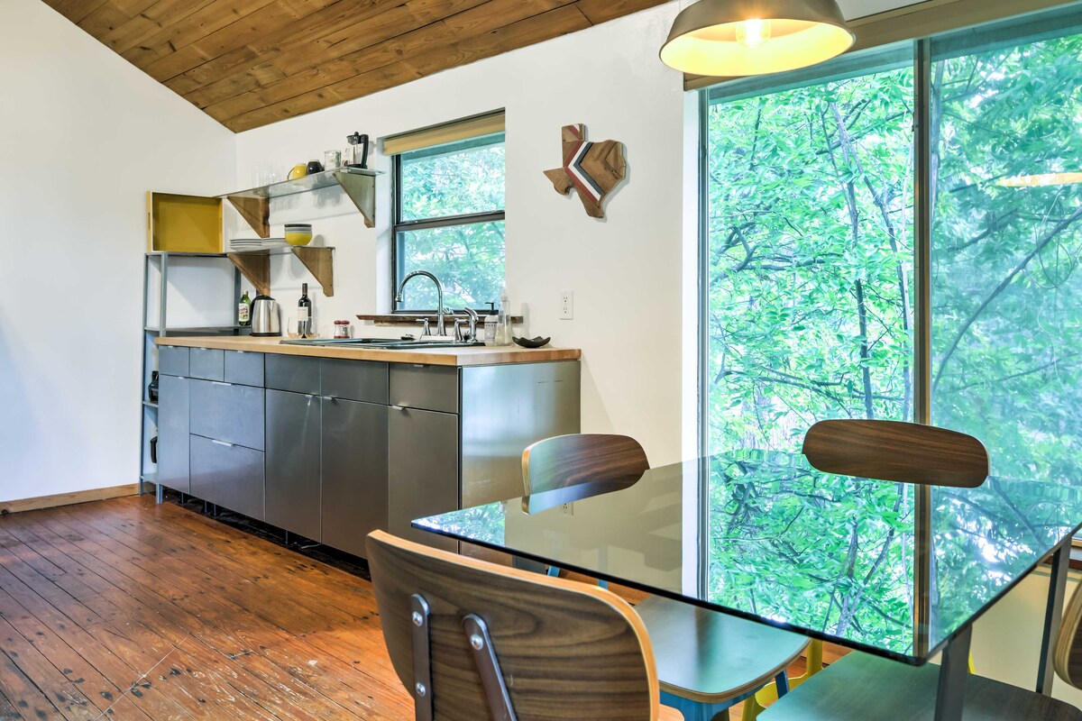 2 Mi to Dtwn: Pet-Friendly Austin Studio w/ Yard
