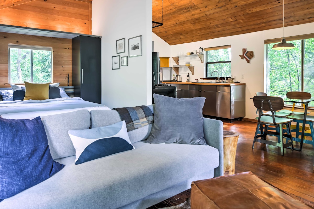 2 Mi to Dtwn: Pet-Friendly Austin Studio w/ Yard