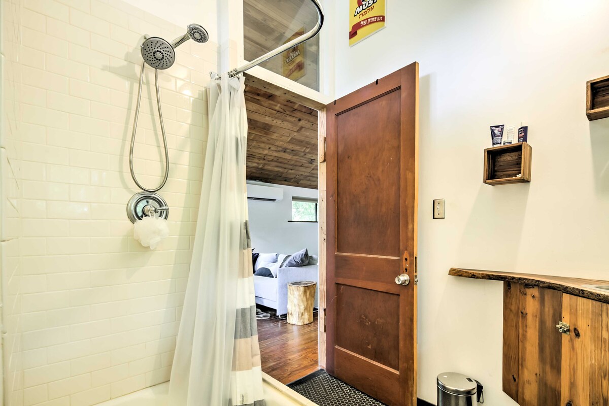 2 Mi to Dtwn: Pet-Friendly Austin Studio w/ Yard