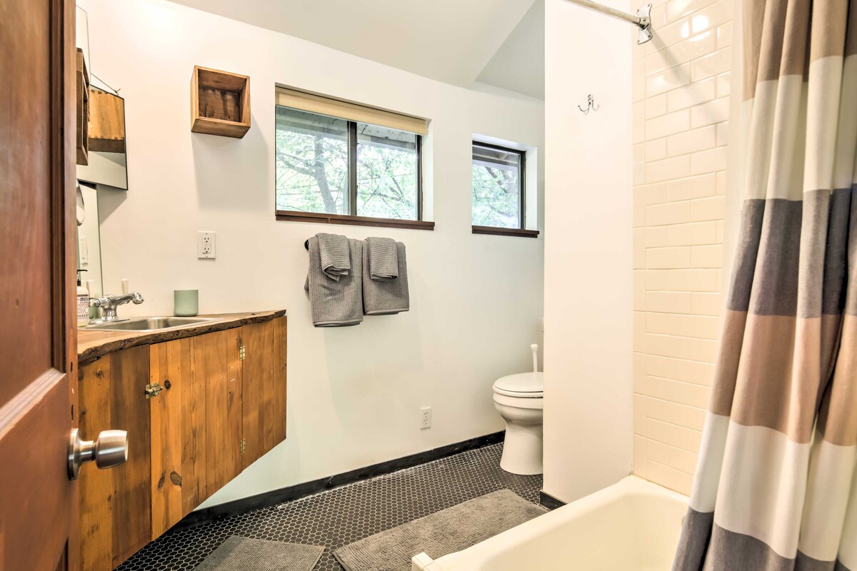 2 Mi to Dtwn: Pet-Friendly Austin Studio w/ Yard