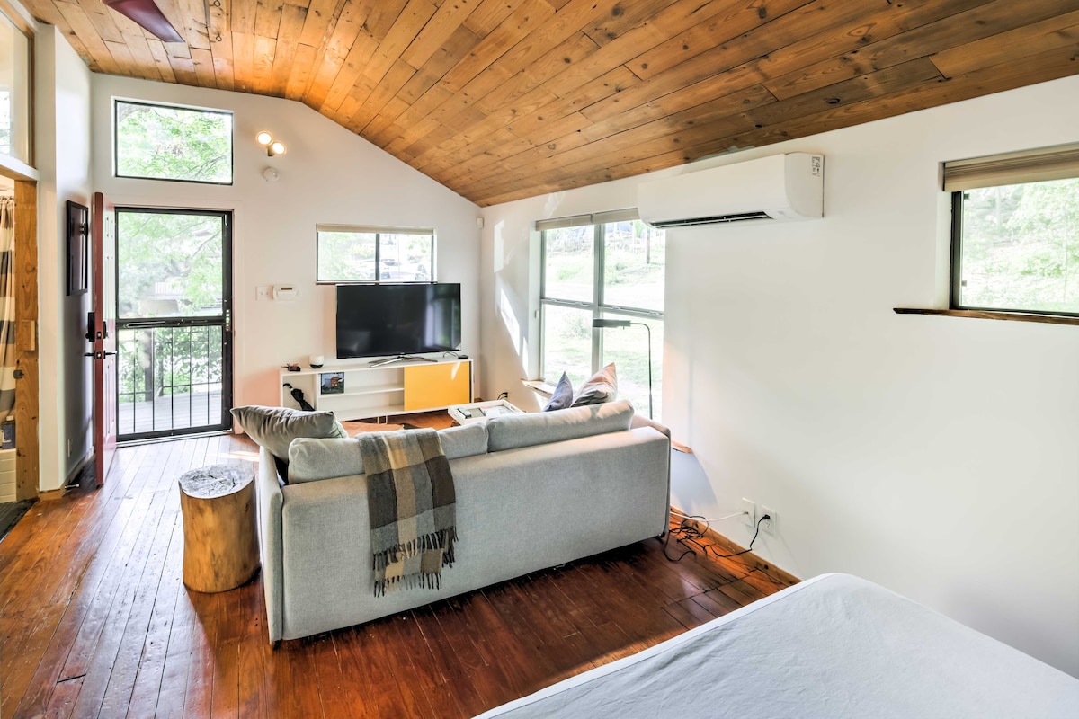 2 Mi to Dtwn: Pet-Friendly Austin Studio w/ Yard