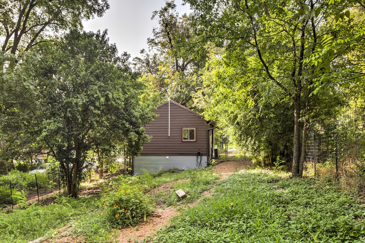 2 Mi to Dtwn: Pet-Friendly Austin Studio w/ Yard