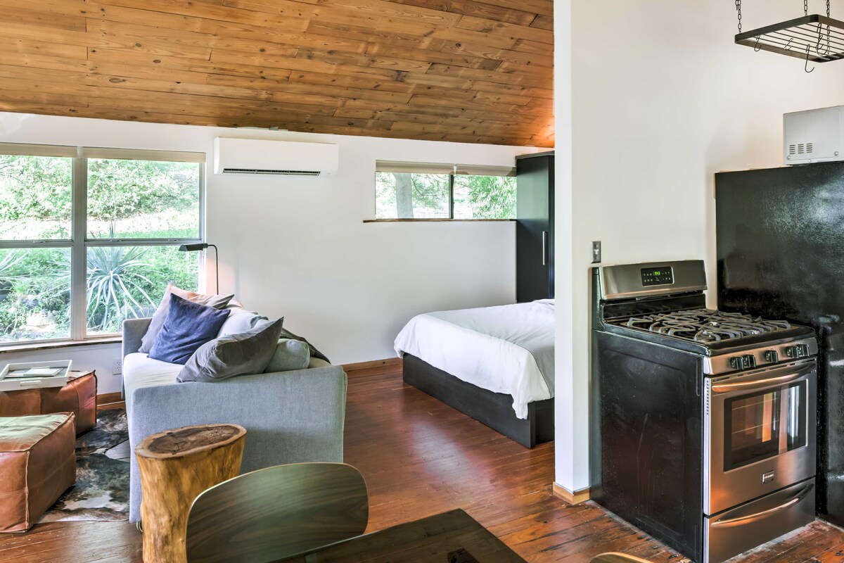 2 Mi to Dtwn: Pet-Friendly Austin Studio w/ Yard