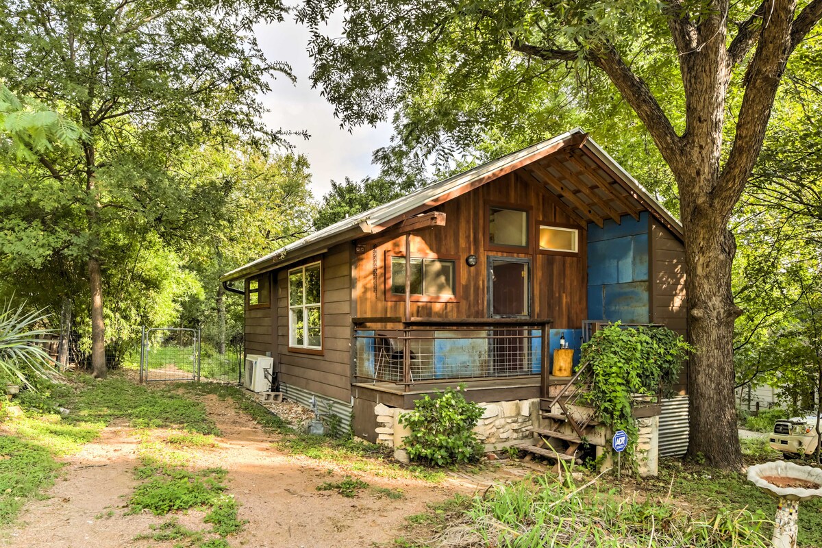 2 Mi to Dtwn: Pet-Friendly Austin Studio w/ Yard