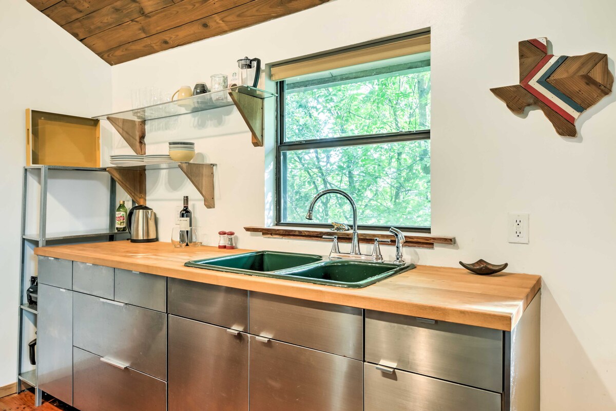 2 Mi to Dtwn: Pet-Friendly Austin Studio w/ Yard