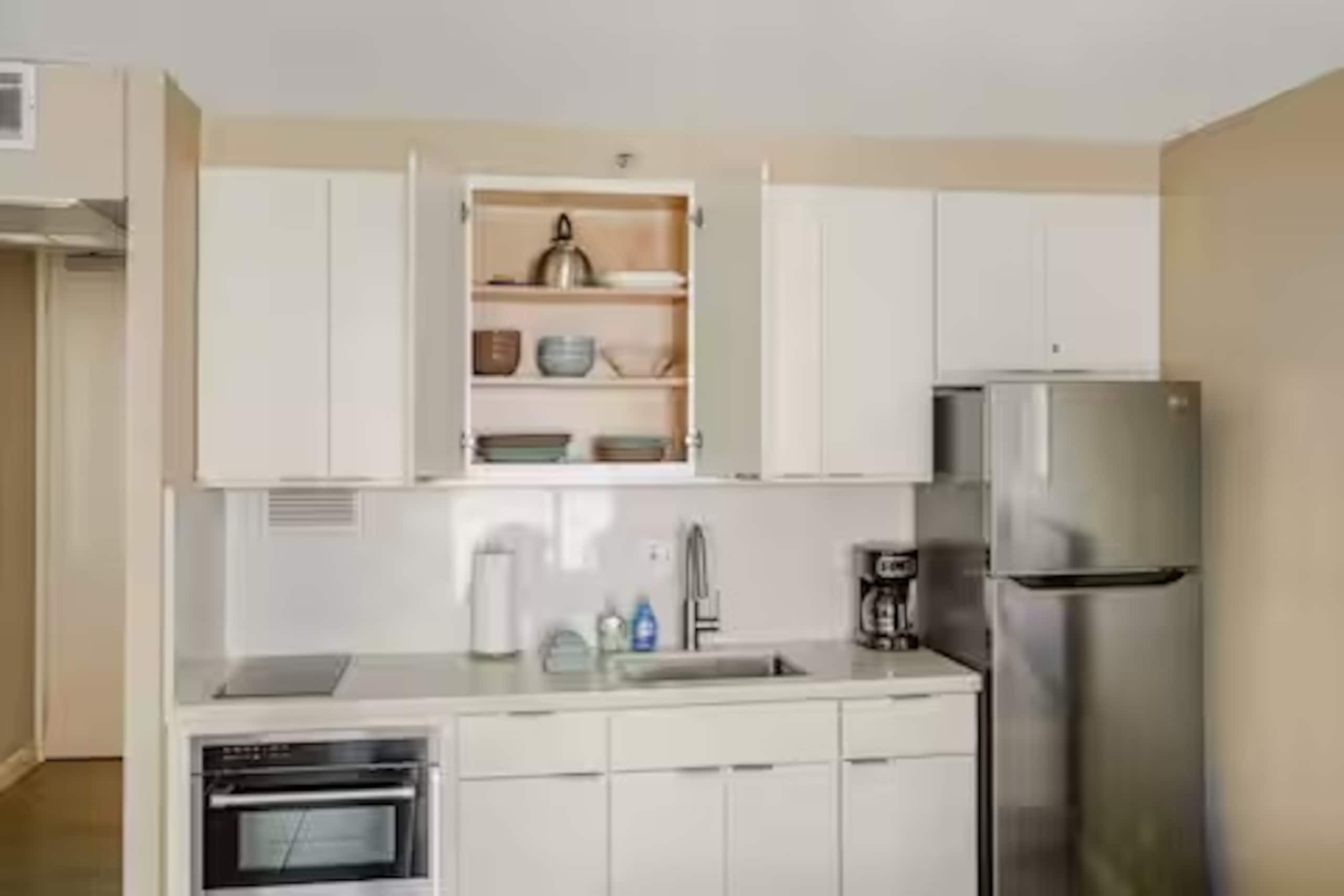 Quaint Studio-Heart of Waikiki & FREE parking - Image 10