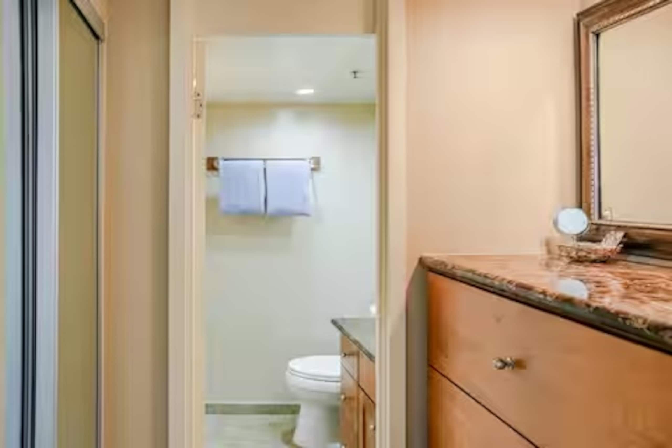 Quaint Studio-Heart of Waikiki & FREE parking - Image 11