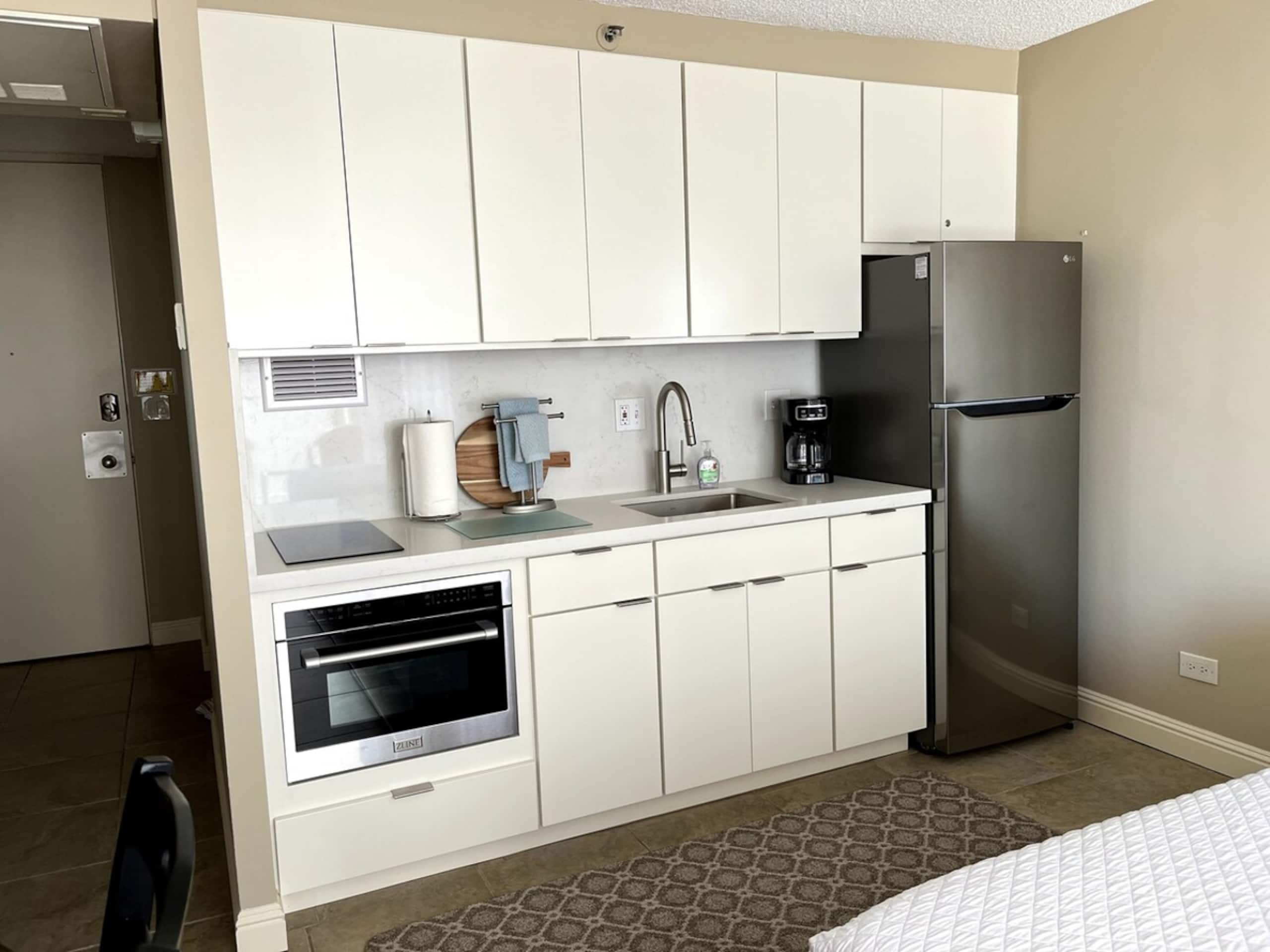 Quaint Studio-Heart of Waikiki & FREE parking - Image 9