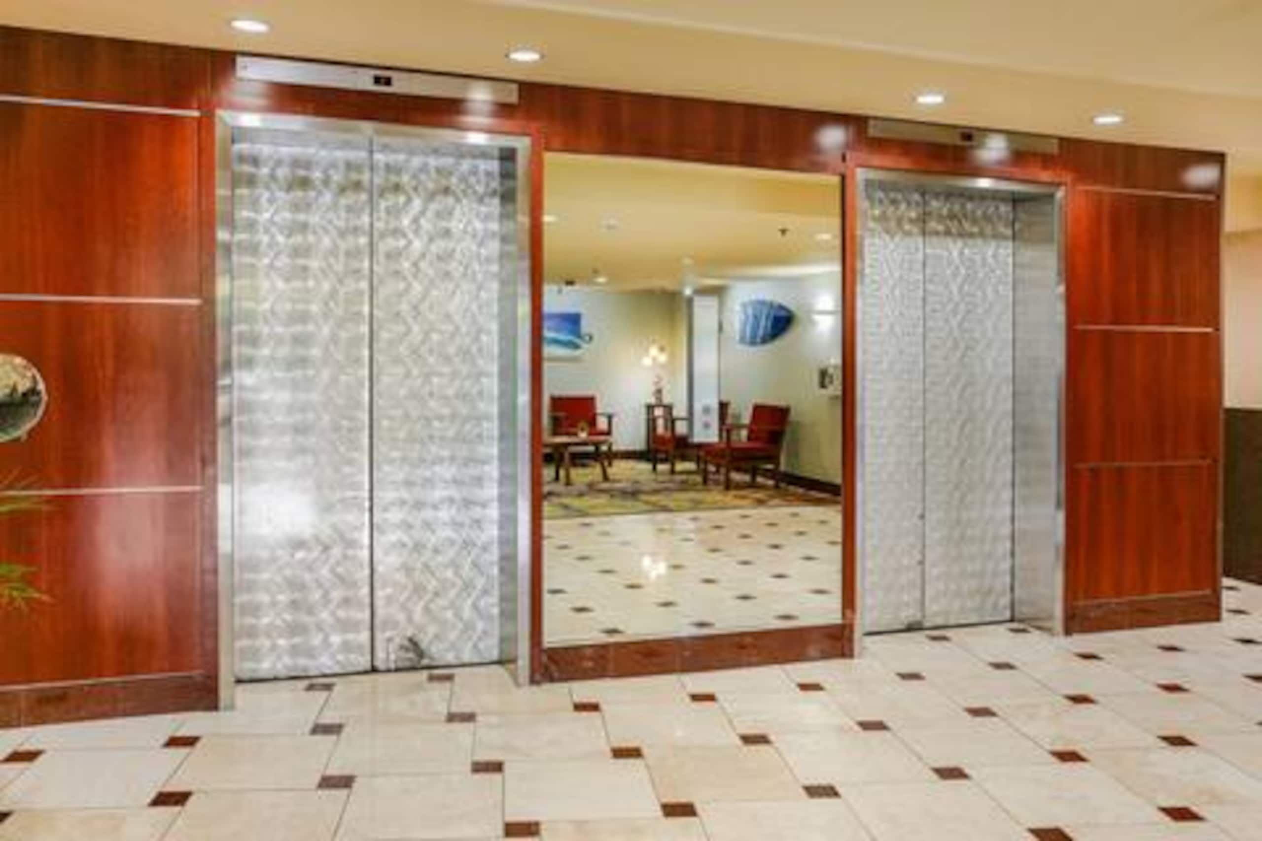 Quaint Studio-Heart of Waikiki & FREE parking - Image 20