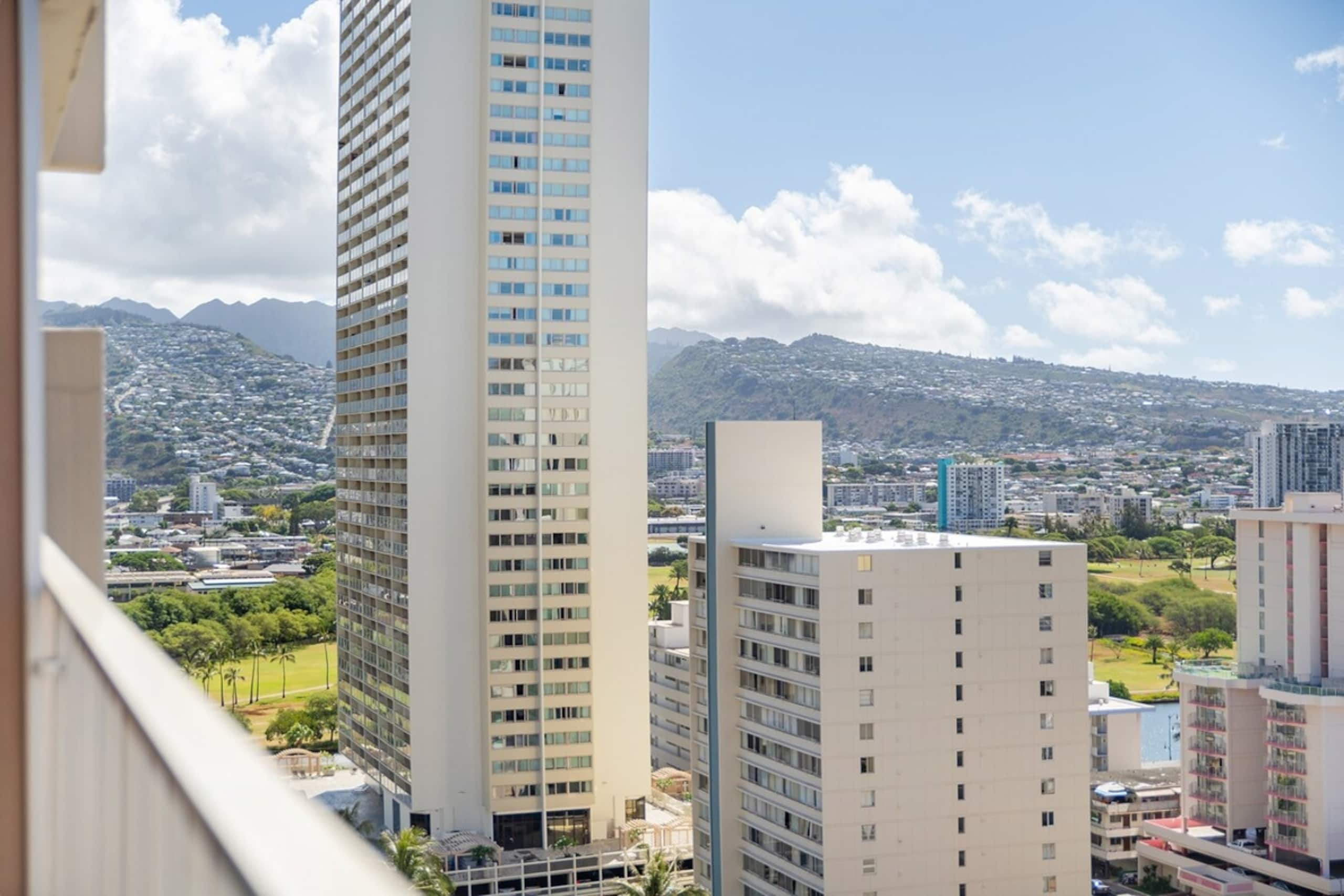 Quaint Studio-Heart of Waikiki & FREE parking - Image 8