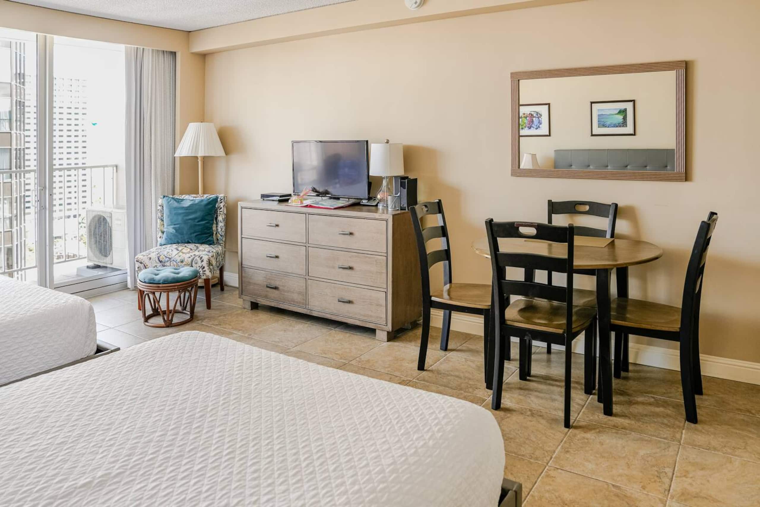 Quaint Studio-Heart of Waikiki & FREE parking - Image 3