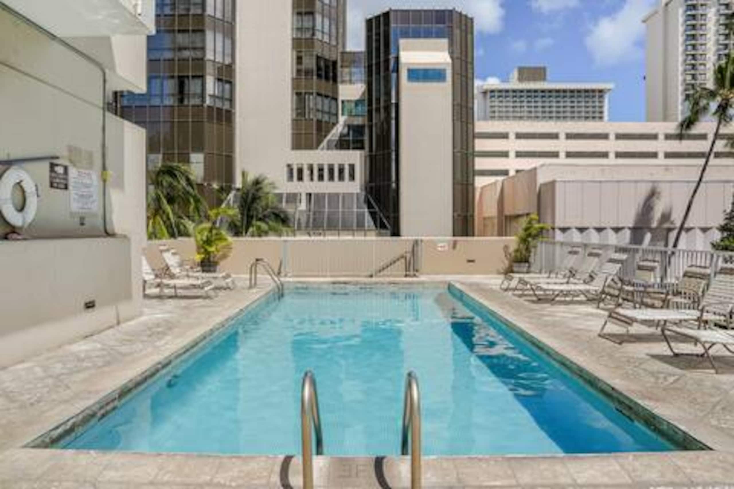 Quaint Studio-Heart of Waikiki & FREE parking - Image 18