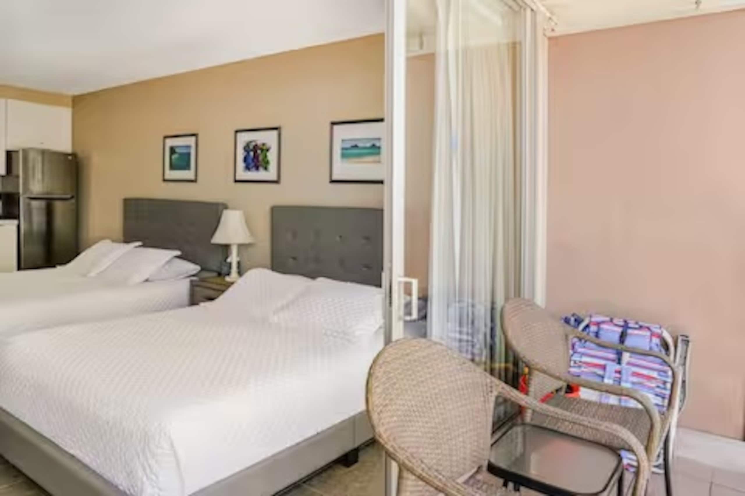 Quaint Studio-Heart of Waikiki & FREE parking - Image 4