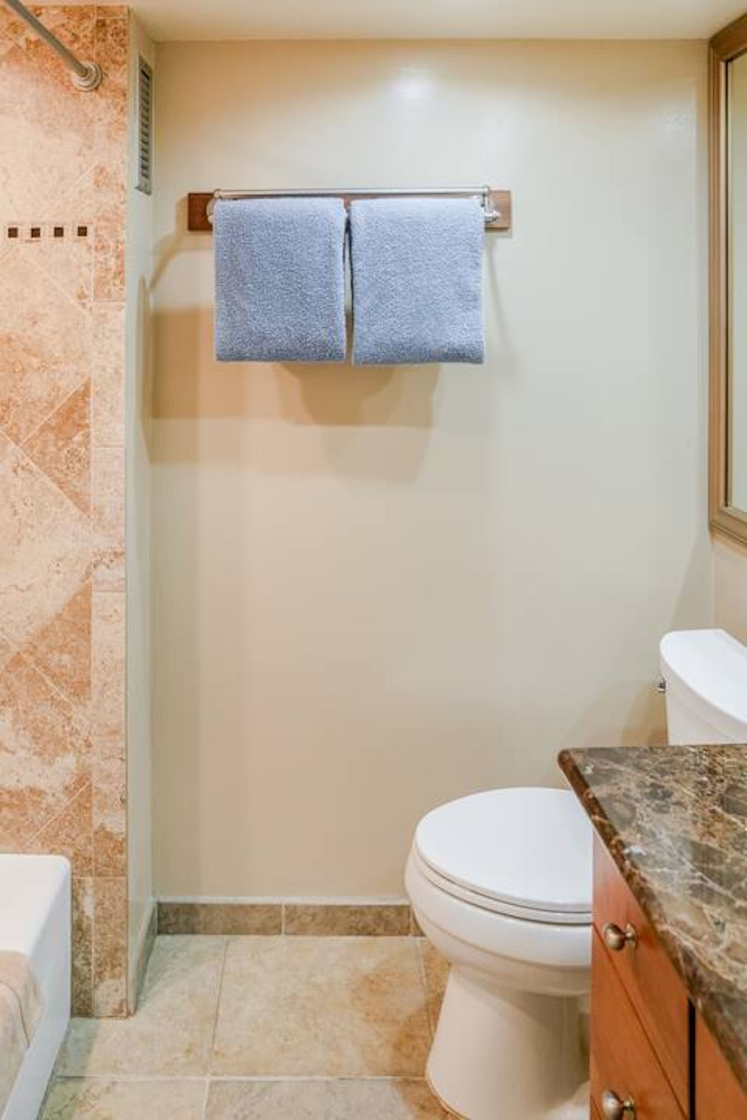 Quaint Studio-Heart of Waikiki & FREE parking - Image 12