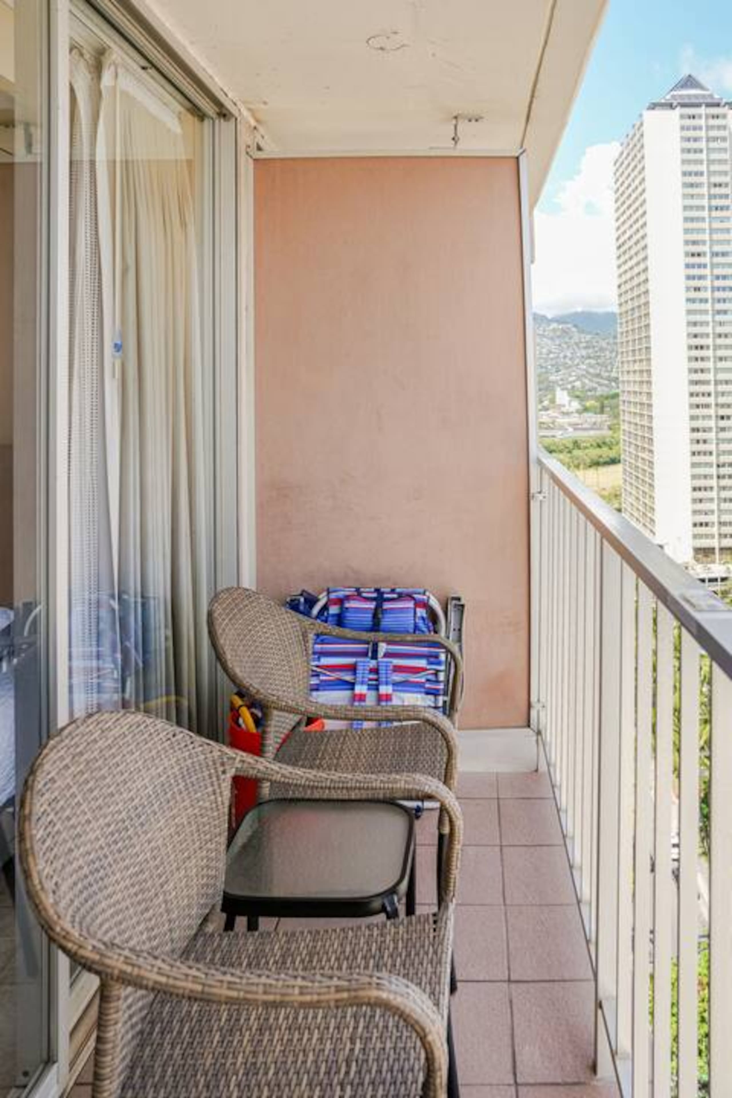Quaint Studio-Heart of Waikiki & FREE parking - Image 5