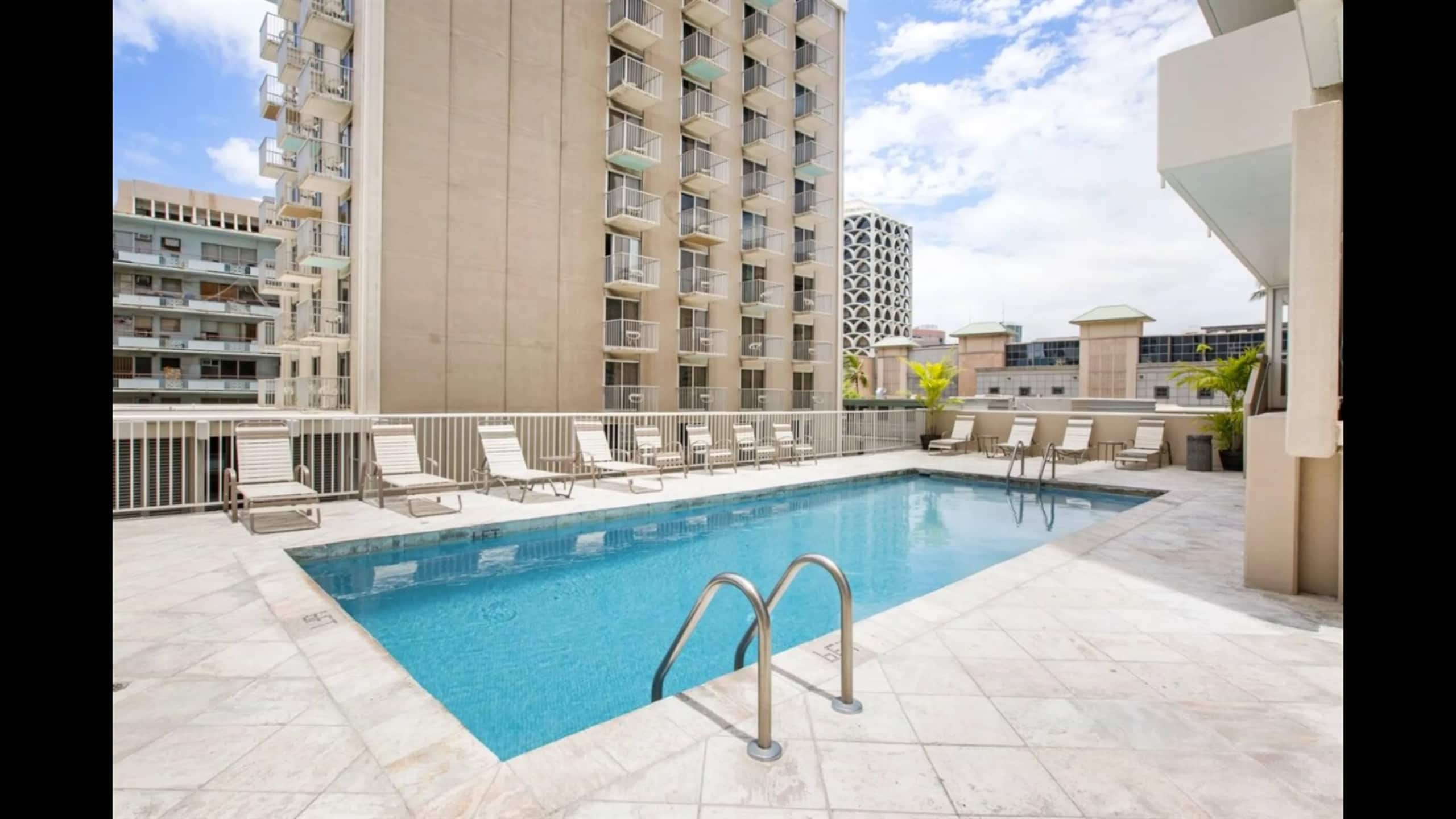 Condo in Honolulu · ★4.62 · 1 bedroom · 2 beds · 1 private bath - Image 4