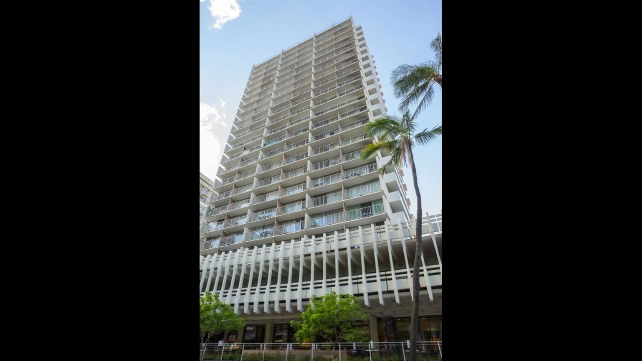 Condo in Honolulu · ★4.62 · 1 bedroom · 2 beds · 1 private bath - Image 17