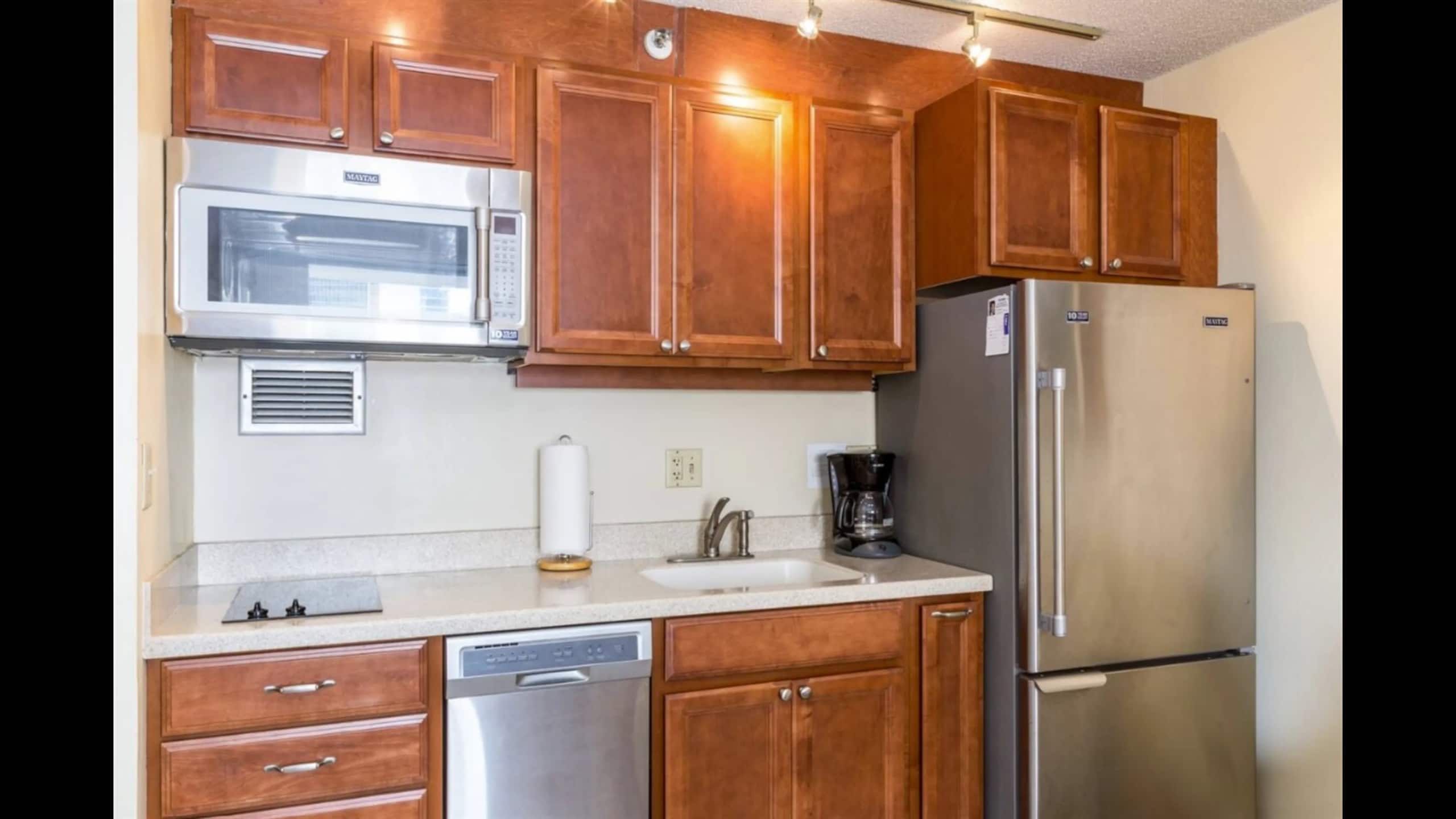 Condo in Honolulu · ★4.62 · 1 bedroom · 2 beds · 1 private bath - Image 8
