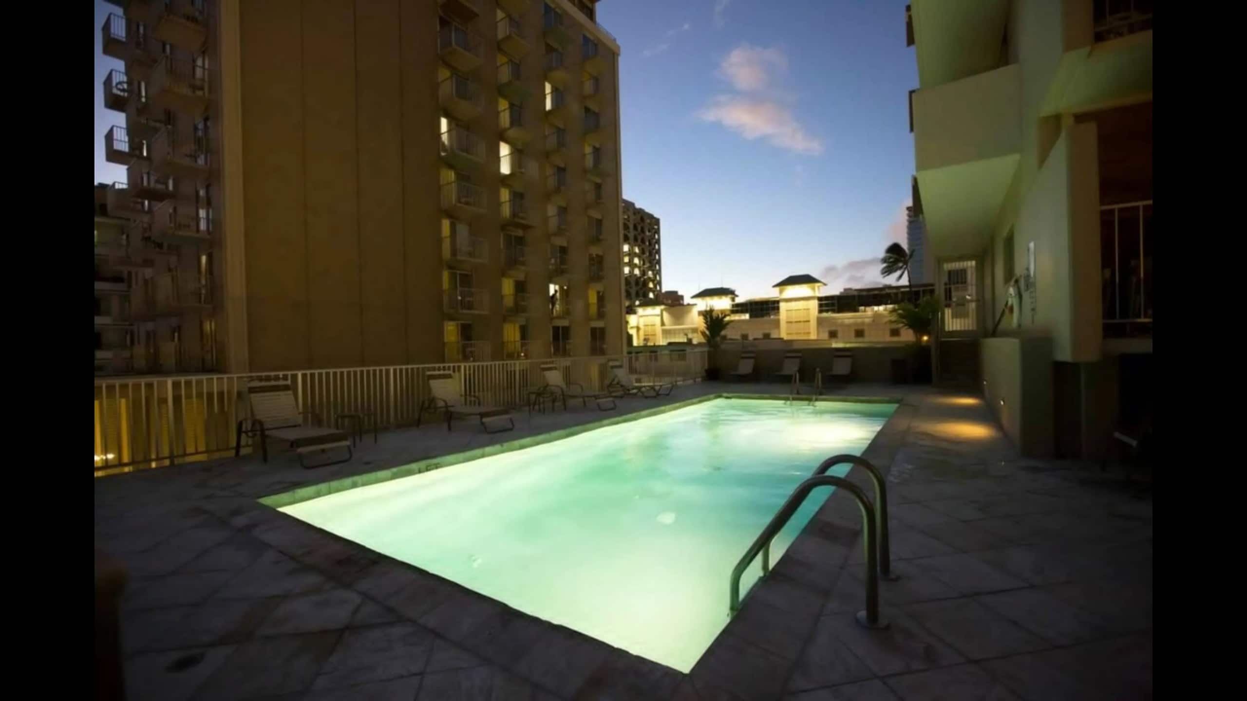 Condo in Honolulu · ★4.62 · 1 bedroom · 2 beds · 1 private bath - Image 18