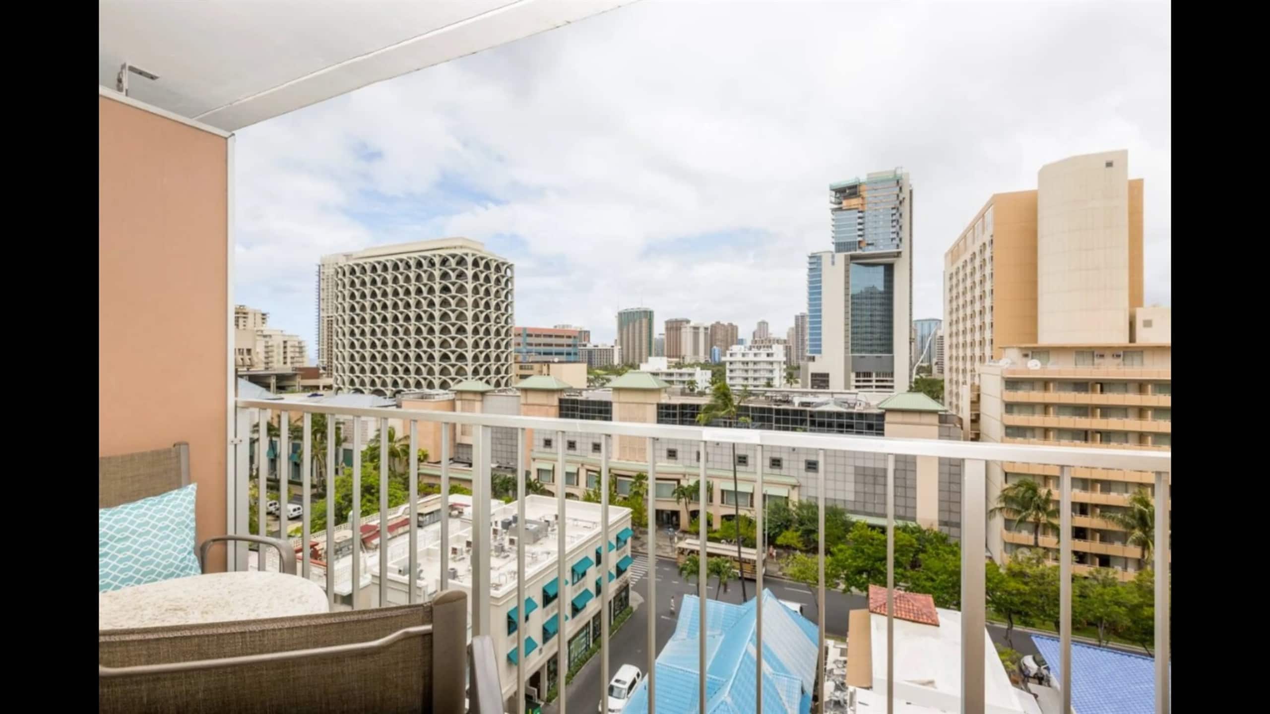 Condo in Honolulu · ★4.62 · 1 bedroom · 2 beds · 1 private bath - Image 13